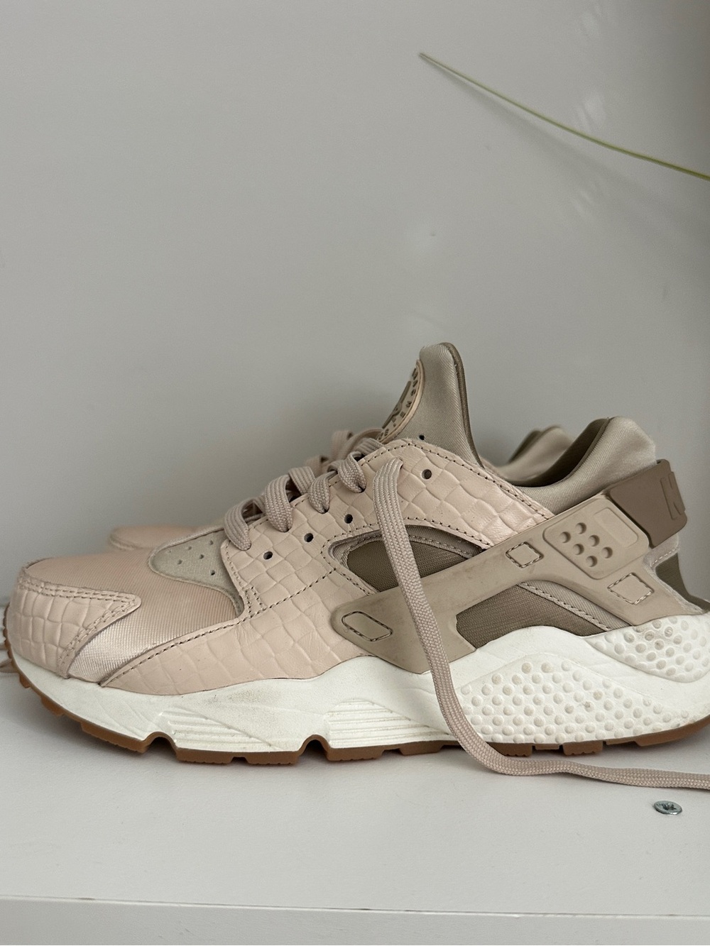 Nike Womens Light Beige Trainer Huarache Sneaker